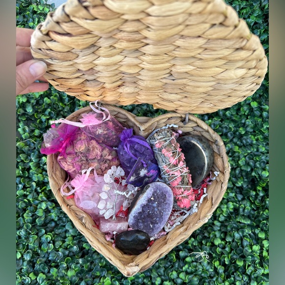 Heart Energy Gift Set | Amethyst, Rose Quartz, Labradorite & Botanicals - Picture 2 of 14